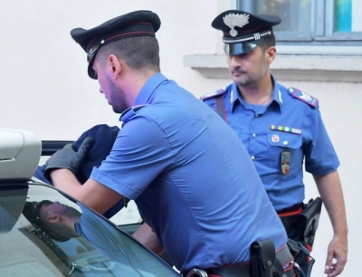 Picchia prima il cane poi il proprietario dell'animale, arrestato