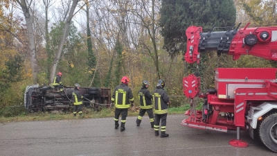A Campli si ribalta un furgone, moglie e marito in ospedale