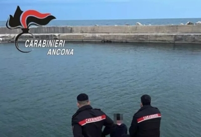 Tenta il suicidio in mare a Numana, salvato dai Carabinieri