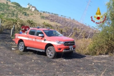 Vasto incendio in collina nell'Ascolano, in azione elicottero