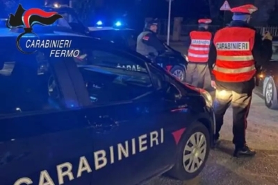 Butta via un marsupio con 30 dosi di cocaina, denunciato