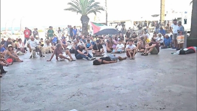 Tutti giù per terra contro l’indifferenza, per restare umani