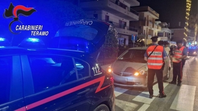 Alba Adriatica, due arresti per presunto concorso in rapine, furto con strappo, porto di armi e oggetti atti ad offendere