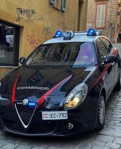 Molesta persone sul bus, picchia l'autista e danneggia un'auto dei Carabinieri, arrestato