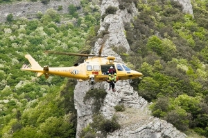 Alpinista bloccata in parete per un infortunio, portata in salvo