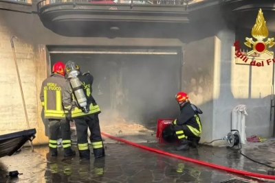 Scoppia un incendio in un'autorimessa a Centobuchi, tre i feriti