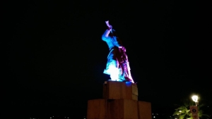 Il monumento al Pescatore si illumina di blu per i diritti dell&rsquo;infanzia