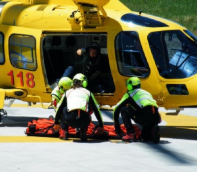 Muore schiacciato dalla propria auto che si sfrena