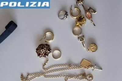Truffano una 95enne e le sottraggono venti monili d'oro, arrestati