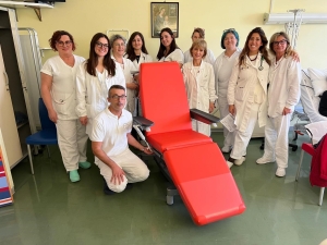 Una nuova poltrona meccanizzata per i trattamenti oncologici: l'Ast di Ascoli l'ha acquistata con le donazioni di tre famiglie