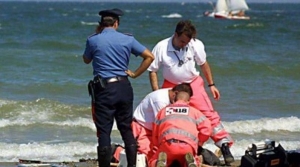 Accusa un malore in mare, muore bagnante 82enne