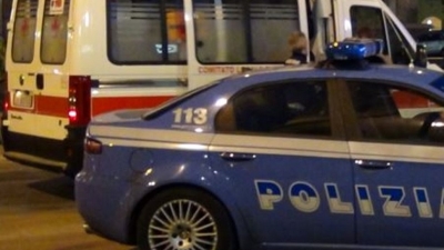 Si barrica in casa e urla minacce, affidato ai sanitari