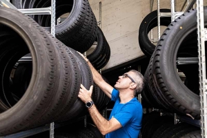 Ascoli Piceno - Buche e crateri in strada: pneumatici squartati e gommisti presi d'assalto