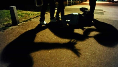 Violenta rissa nella notte, volano sedie e bottiglie