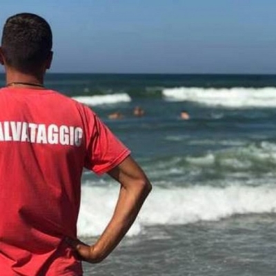 Salvato dall'annegamento da due bagnini, uno è campione di nuoto