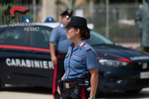 Tampona una bici e si allontana, ciclista in gravi condizioni