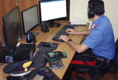 Si fingono impiegati Inps e si fanno accreditare 1.250 euro, denunciati