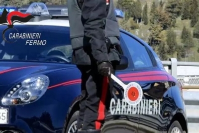 Assume eroina mentre guida, i Carabinieri gli sequestrano anche due fucili