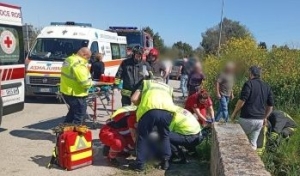Auto investe due pedoni che trasportavano una carriola. Sbalzati dalla carreggiata, trasportati in ospedale