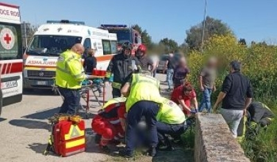 Auto investe due pedoni che trasportavano una carriola. Sbalzati dalla carreggiata, trasportati in ospedale