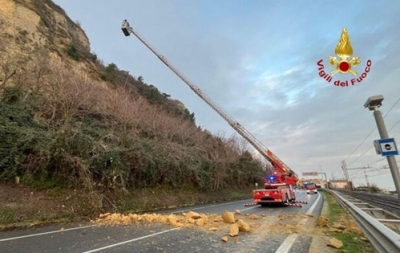 Frana con massi tra Pesaro e Fano, chiusi Ss16 e il binario lato monte