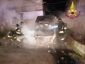 Montegiorgio: furgone in fiamme nella notte, indagini in corso