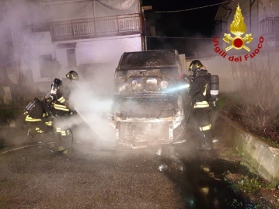 Montegiorgio: furgone in fiamme nella notte, indagini in corso