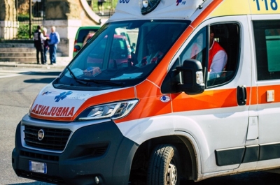 Donna trovata deceduta a letto in casa con ematomi, disposta l'autopsia