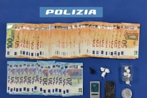 Scappa ma il borsello resta impigliato, dentro cocaina e 4mila euro in contanti