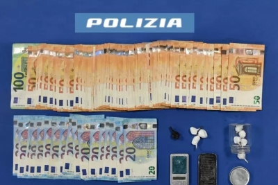 Scappa ma il borsello resta impigliato, dentro cocaina e 4mila euro in contanti