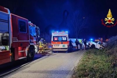 Frontale tra furgone e pick-up: soccorsi tre ragazzi
