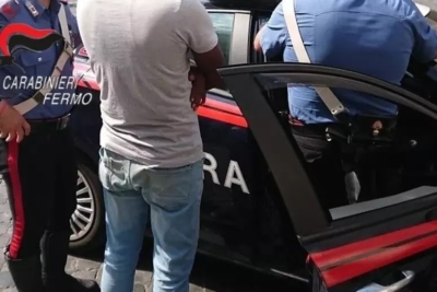 Ubriaco aggredisce e picchia un passante sul lungomare, denunciato