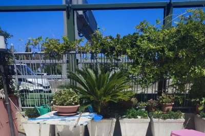 A14, un pneumatico esploso finisce nel cortile di una casa