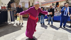 Ascoli Piceno - Vescovo in skate a piazza del Popolo, ilarit&agrave; tra i passanti