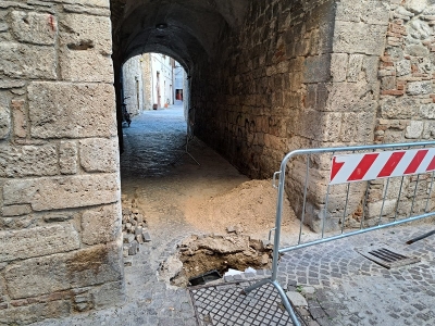 Ascoli Piceno - Buca pericolosa in pieno centro storico, è polemica