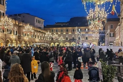 Edizione record del Carnevale di Ascoli Piceno, piazza del Popolo illuminata a festa