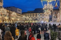 Edizione record del Carnevale di Ascoli Piceno, piazza del Popolo illuminata a festa