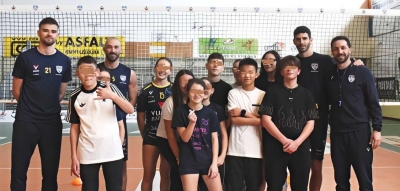 Studenti a lezione di pallavolo in lingua inglese con i giocatori della Yuasa Battery