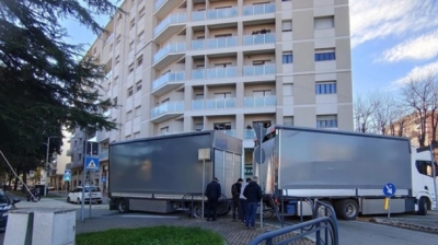 Ascoli Piceno - Tir resta incastrato, caos traffico a Porta Maggiore