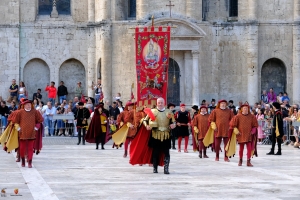 Ascoli Piceno - Quintana, ufficiale il programma del 2036: gli sbandieratori tornano in piazza del Popolo