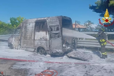Furgone a fuoco in A14, fiamme estese alle sterpaglie