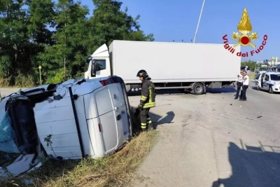 Intrappolato nel furgone dopo l'incidente, liberato da vigili del fuoco