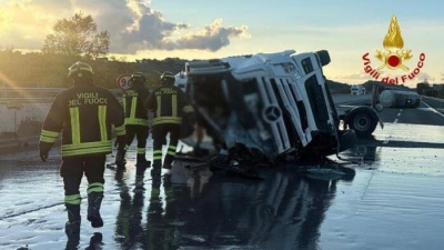 Cisterna si ribalta e perde carico tra i caselli A14 di Ancona