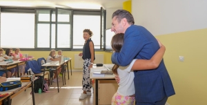 Ascoli Piceno - Prima campanella per gli studenti, primi disagi lungo le strade: Fioravanti in visita alle scuole