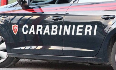 Viola il divieto di avvicinamento alla madre maltrattata, denunciato