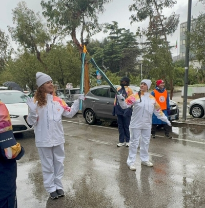 La Fiamma Olimpica nelle Marche, passaggio sotto la pioggia a San Benedetto