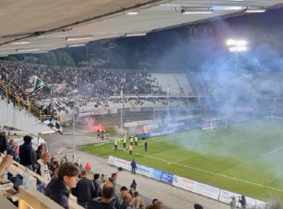 Incidenti dopo Ascoli-Pisa, diversi poliziotti feriti e danni ai mezzi