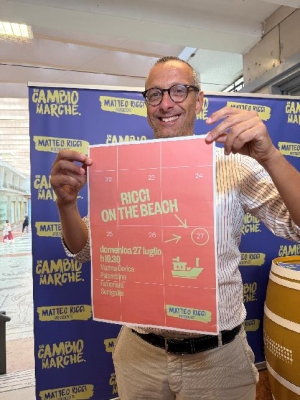 Regionali, tour di Ricci in spiaggia su una barca raccogli-rifiuti