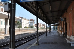 Donna muore investita da un treno Freccia di Trenitalia lungo la linea Adriatica