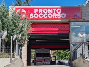 Ad Ascoli Piceno distribuite 100 rose blu agli operatori sanitari, il NurSind contro violenza in corsia